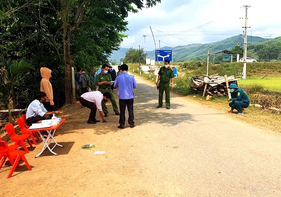 Truy tìm 2 đối tượng hành hung thành viên tổ kiểm soát y tế - 1 Truy tìm 2 đối tượng hành hung thành viên tổ kiểm soát y tế - 1