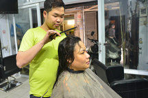 Nhà tạo mẫu tóc 9X khiếm thính