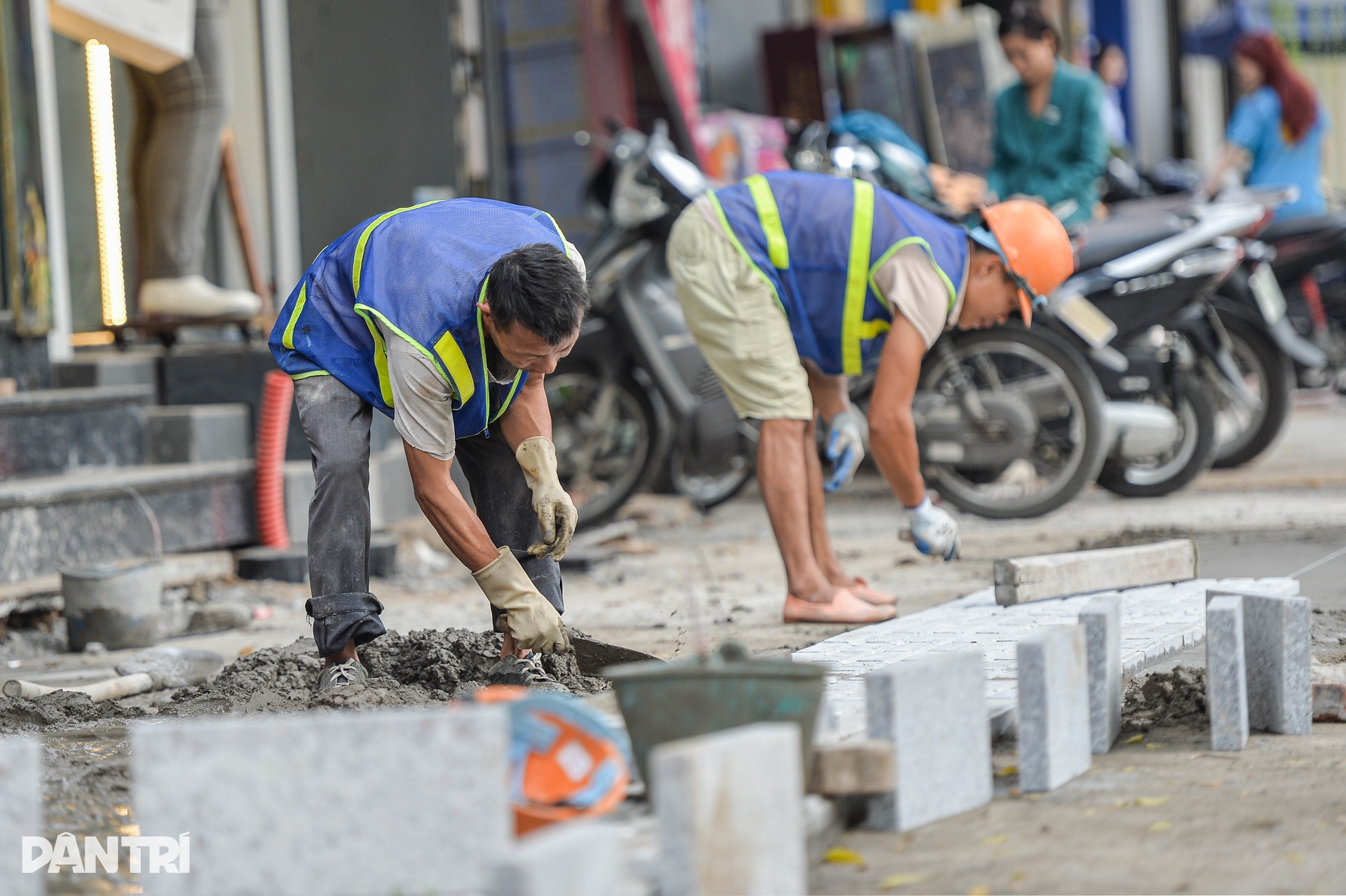 Dân Hà Nội khốn khổ vì bụi mù mịt, tiếng ồn inh tai từ lát đá vỉa hè - 2 Dân Hà Nội khốn khổ vì bụi mù mịt, tiếng ồn inh tai từ lát đá vỉa hè - 2