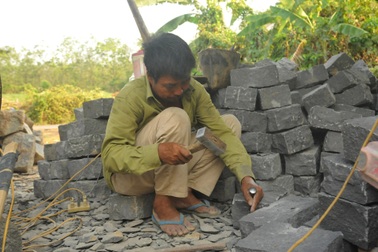 Nghề chẻ đá dưới nắng nóng hơn 40 độ C ở vùng "đất lửa"