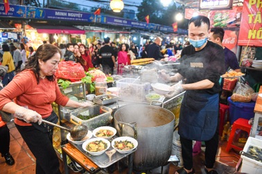 Chủ quán bún ốc Hà Nội mệt phờ vì khách xếp hàng đông tràn vỉa hè ngày Tết