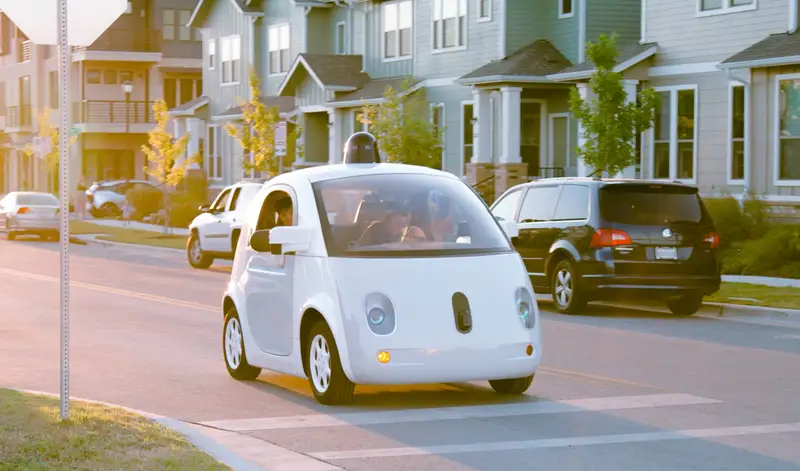 Trong khi chiếc xe tự lái của Google đã chạy trên đường công cộng, Apple vẫn loay hoay tìm cách đặt chân vào thị trường xe (Ảnh: Google).