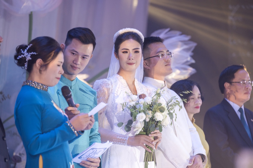 Chú rể Phú Đạt thổi sáo tặng Ngọc Hân trong ngày cưới - 4 Chú rể Phú Đạt thổi sáo tặng Ngọc Hân trong ngày cưới - 4