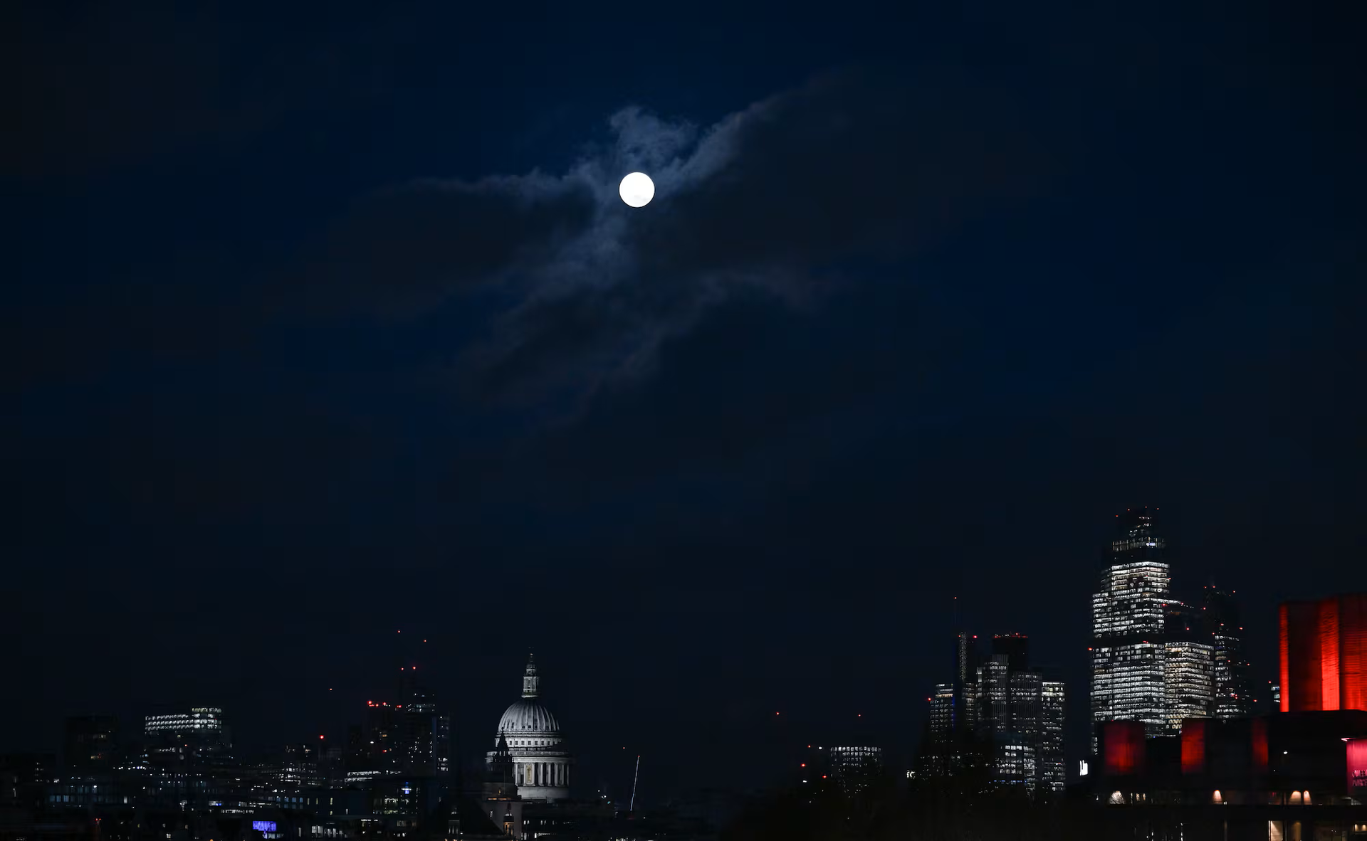 Серия фотографий последнего суперлуния 2025 года, ярко сияющего в небе - 10 Chùm ảnh siêu trăng cuối cùng trong năm 2025 rực sáng trên bầu trời - 10