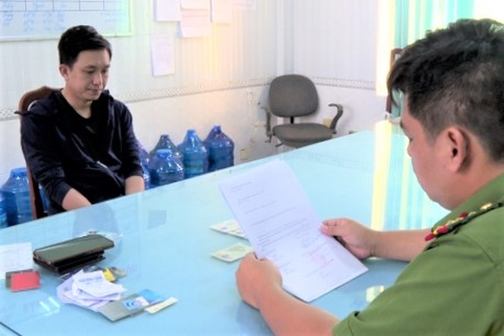 Kẻ mang lệnh truy nã đặc biệt trốn ở Đồng Nai bị bắt - 1 Kẻ mang lệnh truy nã đặc biệt trốn ở Đồng Nai bị bắt - 1