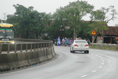 Hãi hùng cảnh buôn bán nơi “điểm đen” tai nạn giao thông