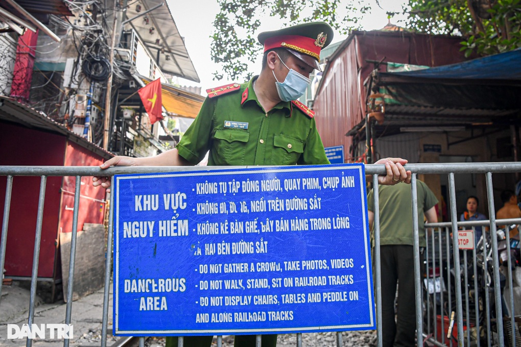 Hà Nội dựng hàng rào phong tỏa phố cà phê đường tàu - 2 Hà Nội dựng hàng rào phong tỏa phố cà phê đường tàu - 2