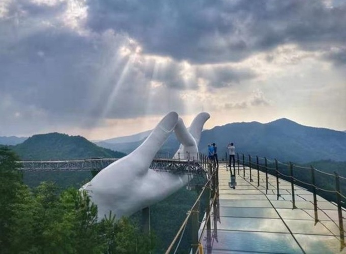 Cây cầu nhái Cầu Vàng Đà Nẵng nhưng được sơn móng đỏ chót - 3 Cây cầu nhái Cầu Vàng Đà Nẵng nhưng được sơn móng đỏ chót - 3