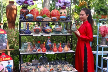 “Bóng hồng” làng gốm nổi tiếng Hội An vọc đất sét tranh tài hoa