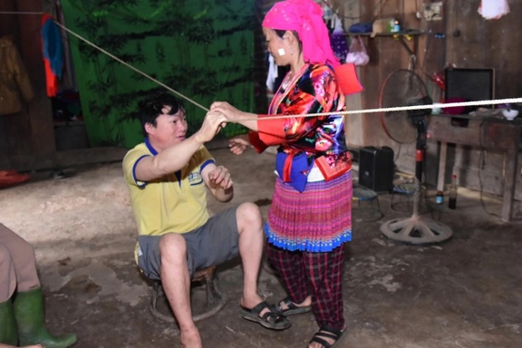 Thương cảnh vợ chăm chồng liệt và mù, nuôi 4 con thơ trong khốn khó