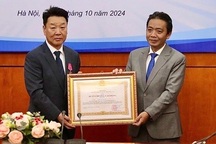 HLV Park Chung Gun vinh dự nhận Huân chương Lao động hạng ba