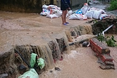 Lượng bùn đất khổng lồ từ dự án của FLC lại "bao trùm" khu dân cư