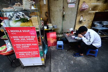 “Cuộc chiến” giành vỉa hè: có điều đang băn khoăn