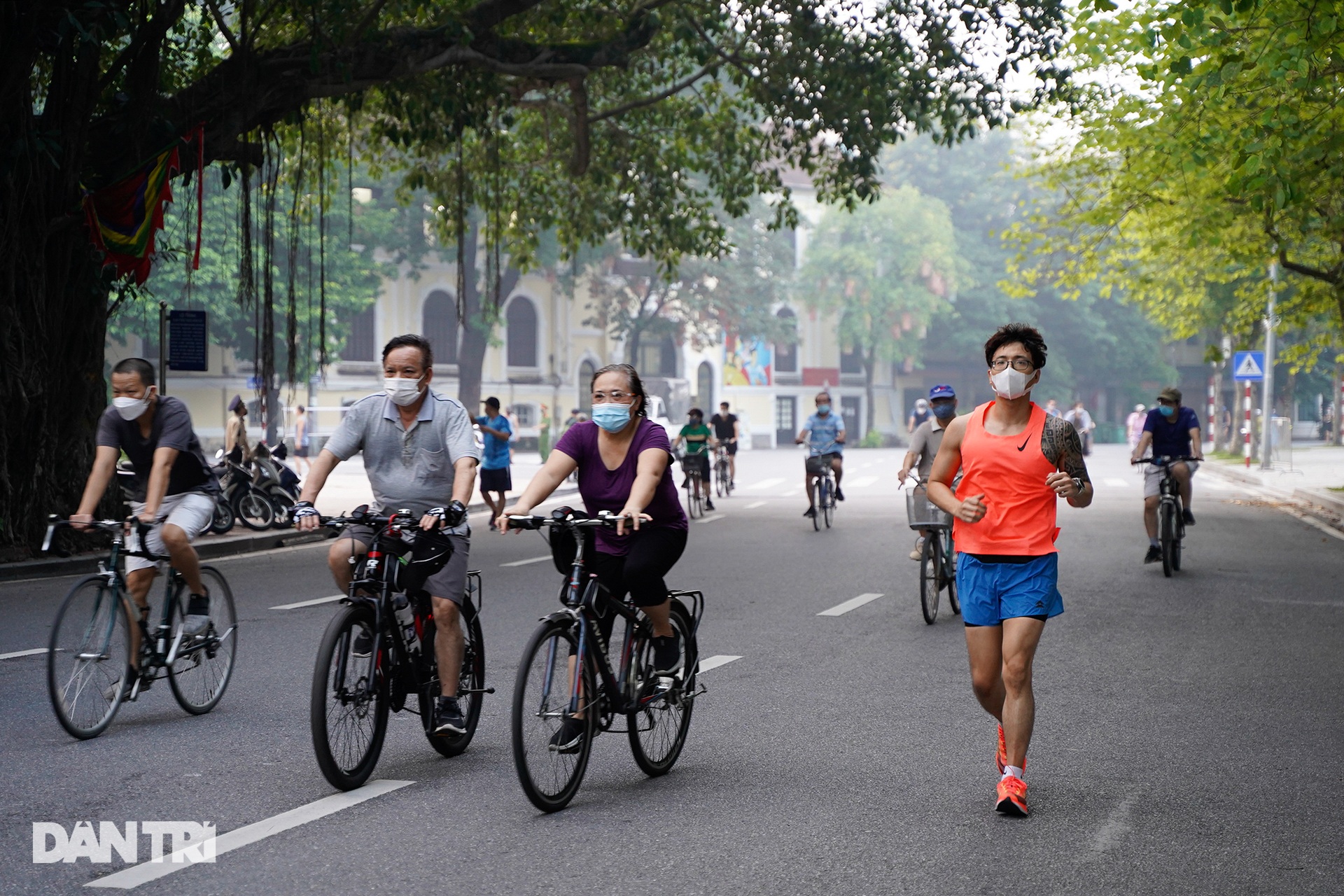 Sau nới lỏng, người dân Hà Nội đổ ra đường tập thể dục từ tờ mờ sáng - 6 Sau nới lỏng, người dân Hà Nội đổ ra đường tập thể dục từ tờ mờ sáng - 6