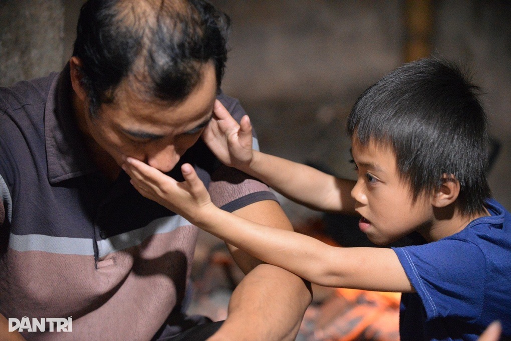 Cậu bé sống lay lắt nơi bìa rừng, chiếc chiếu vừa là chỗ ăn vừa là chỗ ngủ - 2 Cậu bé sống lay lắt nơi bìa rừng, chiếc chiếu vừa là chỗ ăn vừa là chỗ ngủ - 2