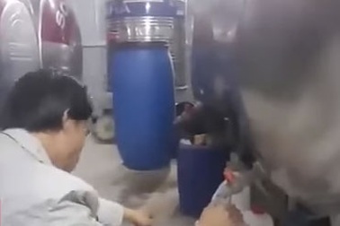 Giật mình với công nghệ sản xuất rượu thuốc siêu rẻ tại Hưng Yên