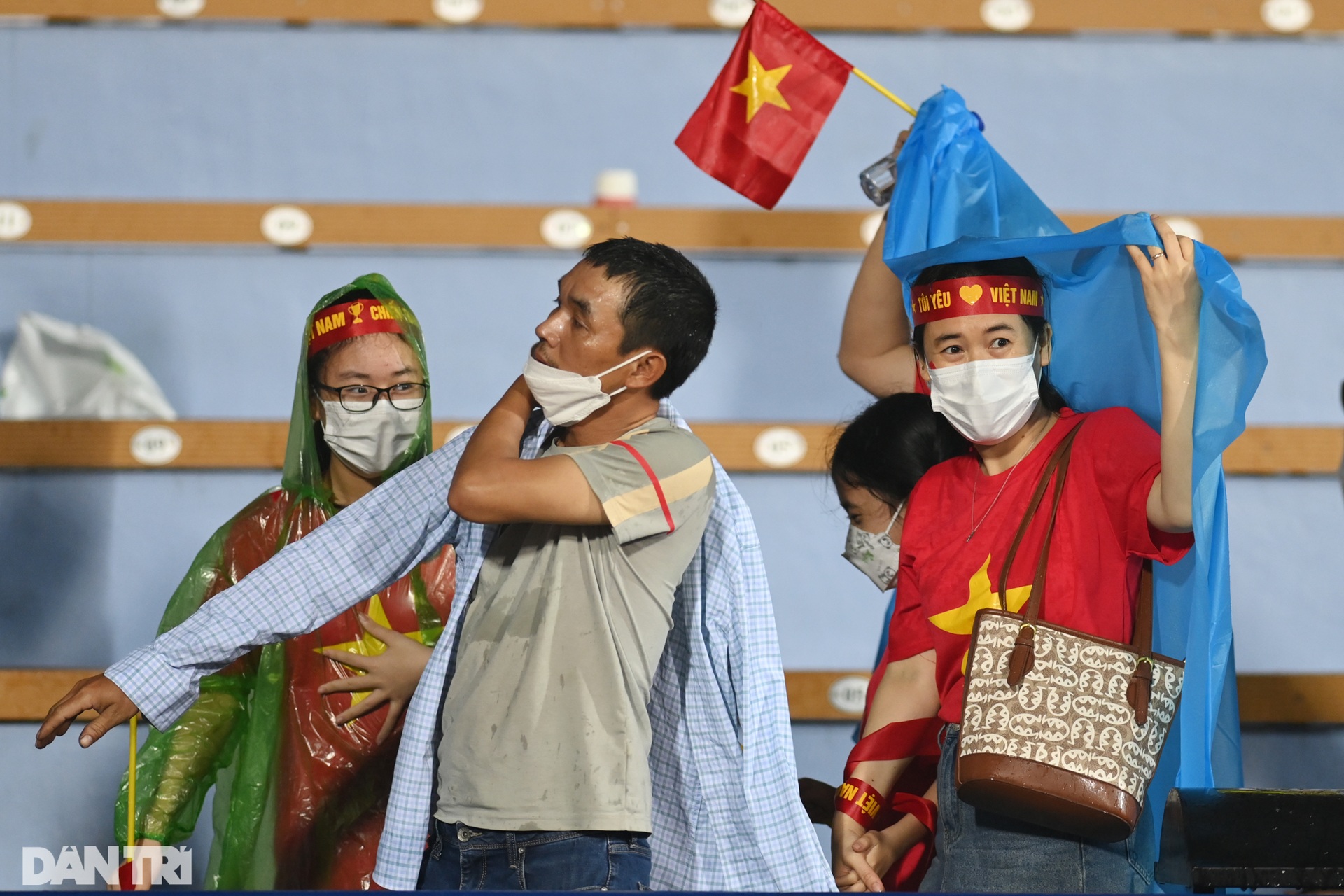 Bất chấp mưa lớn, CĐV phủ kín sân Việt Trì tiếp lửa cho U23 Việt Nam - 15 Bất chấp mưa lớn, CĐV phủ kín sân Việt Trì tiếp lửa cho U23 Việt Nam - 15