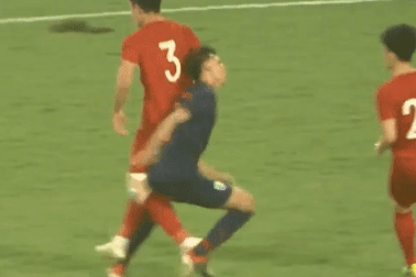 Ngôi sao Thái Lan bị ám ảnh vì đánh nguội cầu thủ Việt Nam