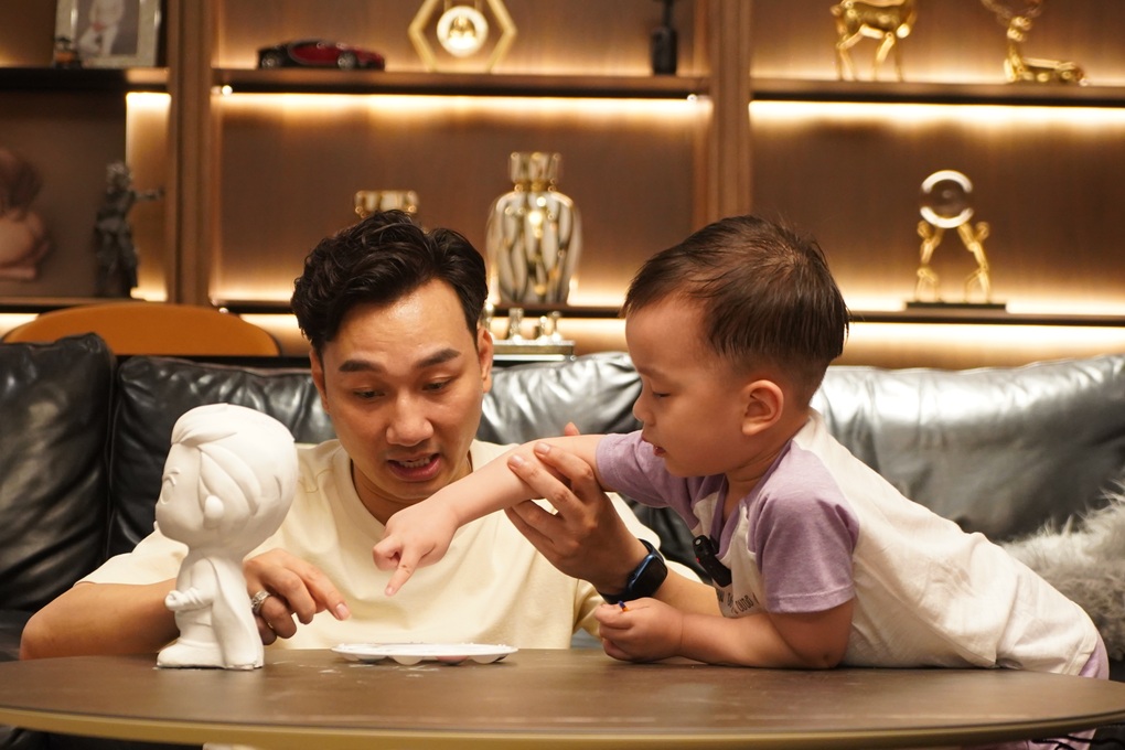 Phản ứng bất ngờ của MC Thành Trung khi con trai giận dỗi, ném đồ - 2 Phản ứng bất ngờ của MC Thành Trung khi con trai giận dỗi, ném đồ - 2
