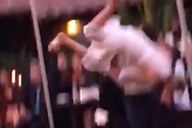 Cô dâu - chú rể ngã “giúi giụi” vì… “Vũ điệu hoang dã”