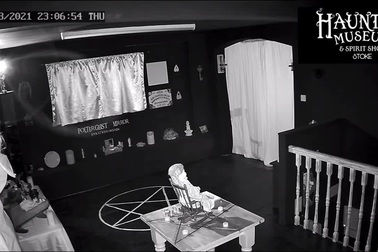 "Lạnh gáy" búp bê "đáng sợ" nhất nước Anh tự đung đưa ghế trong bảo tàng