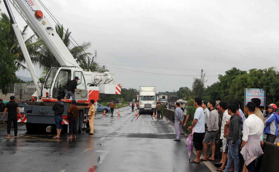 Xe chở 40 hành khách lao xuống ruộng - 3 Xe chở 40 hành khách lao xuống ruộng - 3