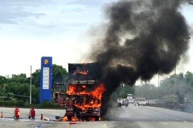 Xe đầu kéo bốc cháy dữ dội cạnh cây xăng