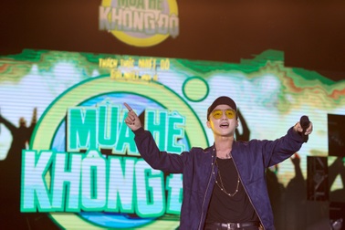 Sơn Tùng chuẩn đẹp trai “mục kích” thành phố biển Nha Trang