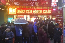 Hà Nội: Xếp hàng từ 5 giờ sáng chờ mua vàng ngày Vía Thần Tài