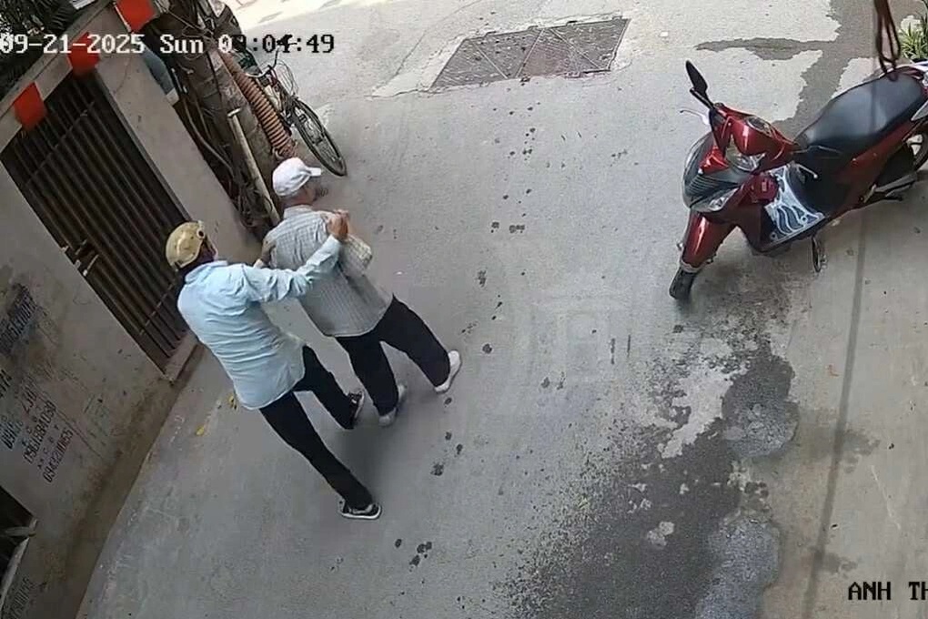 Xác minh việc cụ ông ở Hà Nội bị lục soát người và trộm ví tiền giữa đường - 1 Xác minh việc cụ ông ở Hà Nội bị lục soát người và trộm ví tiền giữa đường - 1