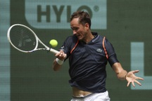 Medvedev và Zverev đi tiếp, Tsitsipas bị loại bất ngờ