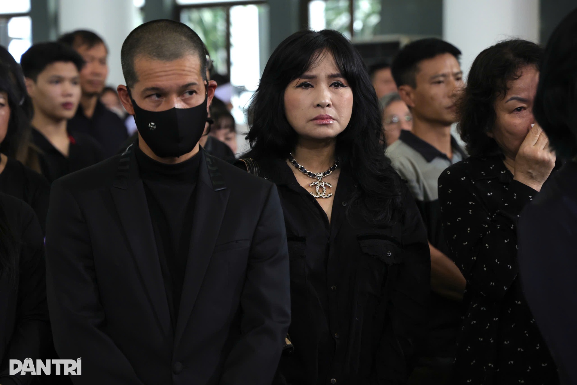 Gia đình, đông đảo nghệ sĩ tiễn đưa họa sĩ Lê Thiết Cương - 10 Gia đình, đông đảo nghệ sĩ tiễn đưa họa sĩ Lê Thiết Cương - 10