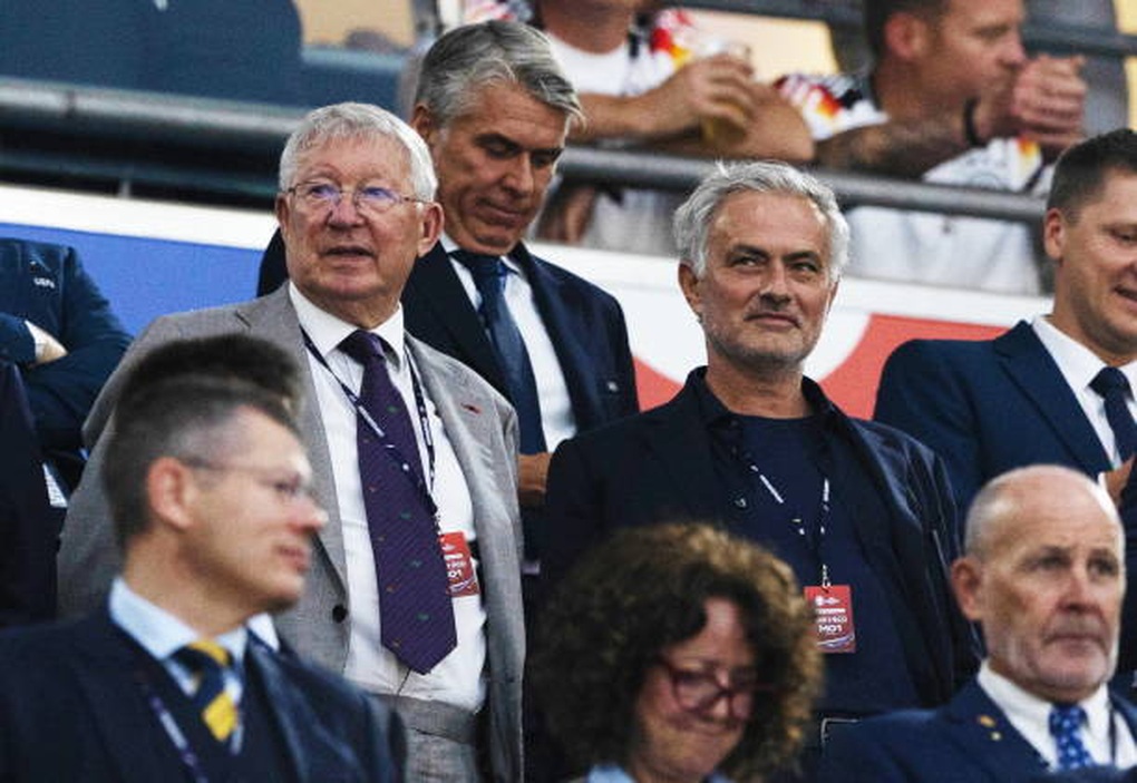 Sir Alex Ferguson và Mourinho tay bắt mặt mừng, cười nói rôm rả ở Euro 2024 - 5 Sir Alex Ferguson và Mourinho tay bắt mặt mừng, cười nói rôm rả ở Euro 2024 - 5