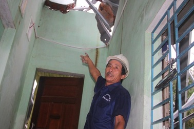 Bảng quảng cáo “khủng" đè nát nhà dân, công ty nhùng nhằng chuyện đền bù!