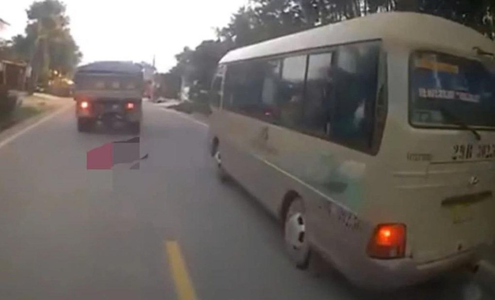 Bé 5 tuổi bị tông tử vong khi vừa xuống xe, trách nhiệm các tài xế ra sao? - 2 Bé 5 tuổi bị tông tử vong khi vừa xuống xe, trách nhiệm các tài xế ra sao? - 2
