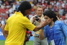 Maradona: “Ronaldinho không phải là tội phạm”