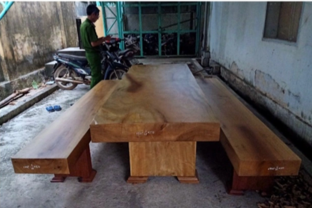 Bắt quả tang 2 đối tượng xẻ thịt cây cổ thụ giữa rừng - 2 Bắt quả tang 2 đối tượng xẻ thịt cây cổ thụ giữa rừng - 2