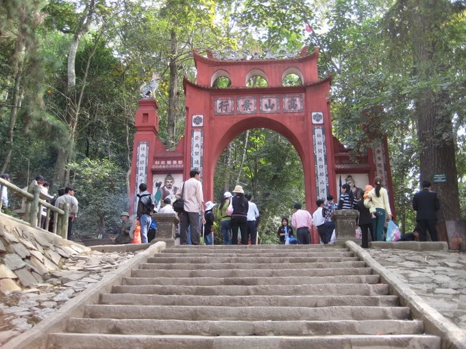 10 ngôi đền, chùa linh thiêng nhất miền Bắc nên đi lễ đầu năm 2020 để cầu bình an và may mắn - Ảnh 9. 10 ngôi đền, chùa linh thiêng nhất miền Bắc nên đi lễ đầu năm 2020 để cầu bình an và may mắn - Ảnh 9.