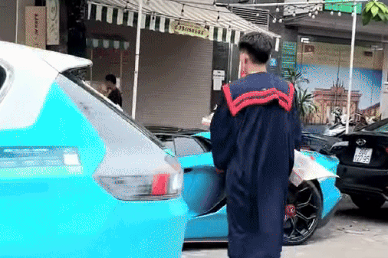 Video chàng trai mặc áo cử nhân lái siêu xe ở Hà Nội hút triệu lượt xem