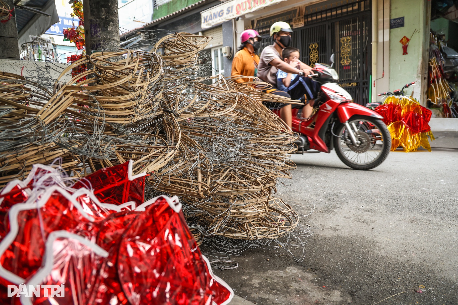 Người níu giữ, kẻ dần buông tay ở xóm lồng đèn hơn nửa thế kỷ tại TPHCM - 3