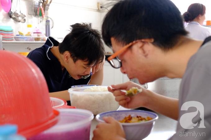 Xót cảnh bé trai, bé gái bại não, bị gia đình bỏ rơi được các mẹ ở làng Hòa Bình nuôi như con ruột - Ảnh 14. Xót cảnh bé trai, bé gái bại não, bị gia đình bỏ rơi được các mẹ ở làng Hòa Bình nuôi như con ruột - Ảnh 14.