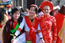 Cô bạn xinh xắn phụ trách đội Việt Nam  tại carnaval Lorient "hoành tráng"
