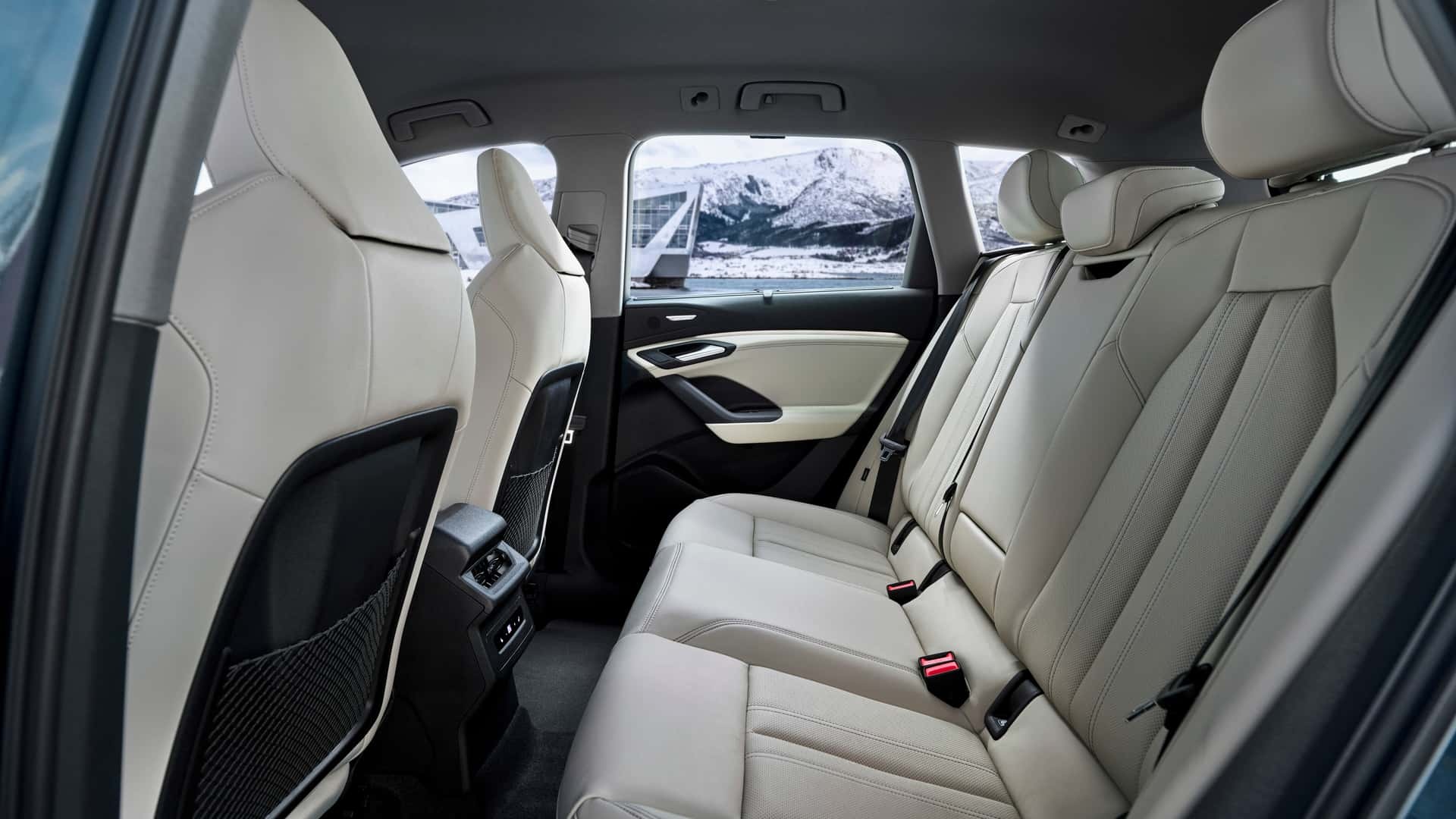 View - Audi Q6 E-Tron 2025 ra mắt cùng bản tính năng vận hành cao SQ6 E-Tron | Báo Dân trí