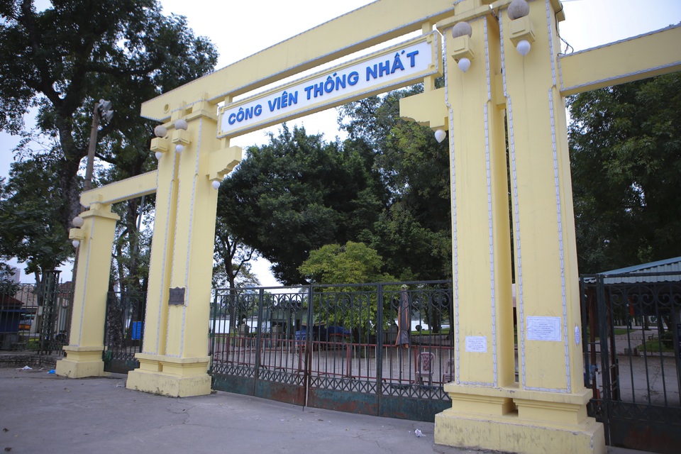 Hà Nội: Hàng loạt công viên đóng cửa, người dân vượt rào vào tập thể dục - 1 Hà Nội: Hàng loạt công viên đóng cửa, người dân vượt rào vào tập thể dục - 1