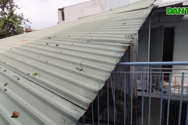 TPHCM: Giông lốc cuốn phăng mái tôn hàng loạt căn nhà