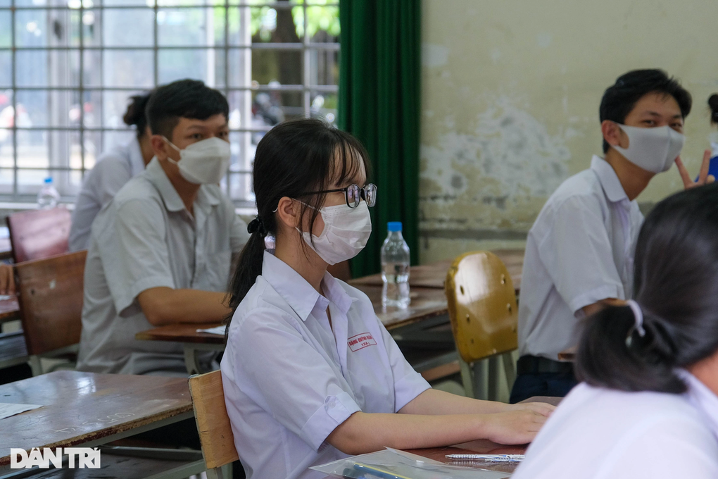 Thí sinh được ngồi phòng thi riêng, đọc bài để cán bộ coi thi chép hộ  - 1