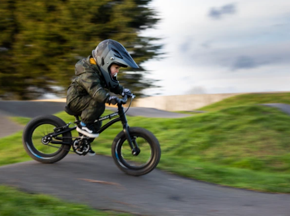 Tay đua 2 tuổi lái xe đạp địa hình gây bão mạng - 3