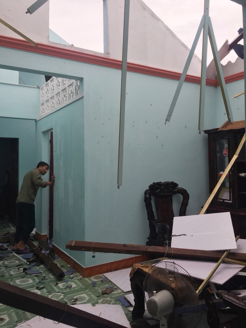 Thừa Thiên Huế căng mình khắc phục thiệt hại do bão số 5 gây ra - 2 Thừa Thiên Huế căng mình khắc phục thiệt hại do bão số 5 gây ra - 2
