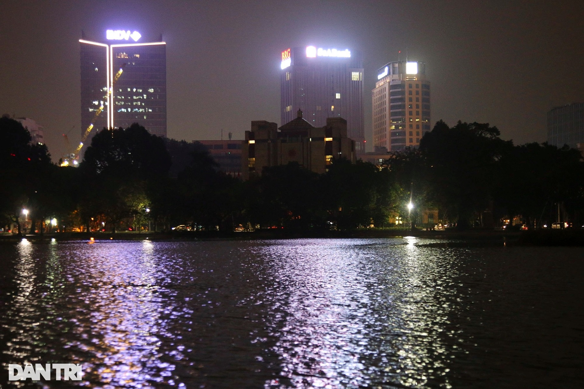 Hồ Gươm tắt đèn tưởng niệm nạn nhân tử vong trong đại dịch Covid-19 - 10