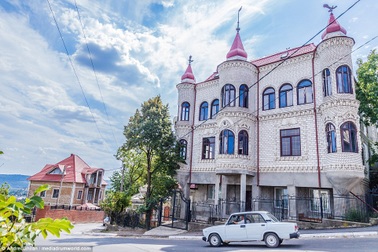 Choáng ngợp với thị trấn toàn... cung điện